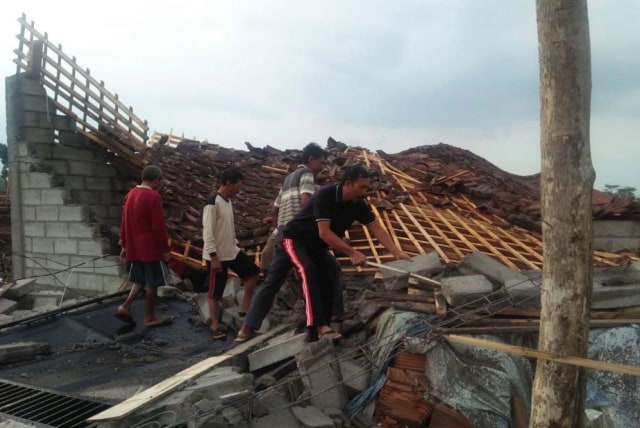 Puting Beliung Terjang 7 Kecamatan di Magetan, Jatim, 2 Orang Terluka