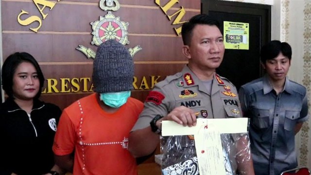 Pelaku DN dan AKBP Andy Rifai menunjukan barang bukti. (Agung Santoso)