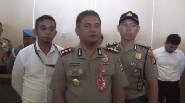Kepala Kepolisian Resor Kota (Polresta) Ambon, AKBP Leo Surya Nugraha Simatupang (tengah) memberikan keterangan terkait penangkapan tiga pemilik sabu yang ditangkap di kantor J&T Ekspress, Rabu (11/12).