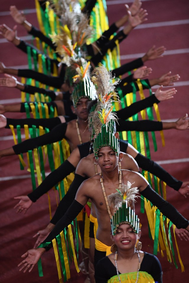 Sejumlah seniman membawakan tari khas warga Filipina dalam upacara penutupan SEA Games ke-30 di Stadion Atletik New Clark, Filipina, Rabu (11/12). Foto:  ANTARA FOTO/Nyoman Budhiana