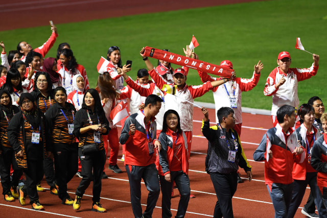 Kontingen Indonesia berparade bersama kontingen 10 negara lainnya dalam upacara penutupan SEA Games ke-30 di Stadion Atletik New Clark, Filipina, Rabu (11/12). Foto:  ANTARA FOTO/Nyoman Budhiana