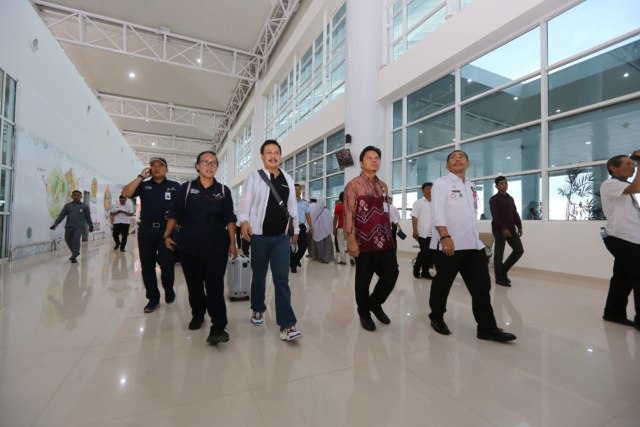 Wagub Kalsel Rudy Resnawan saat mendarat dan meninjau terminal baru Bandara Syamsudin Noor, Rabu (11/12). Foto: Humpro Kalsel