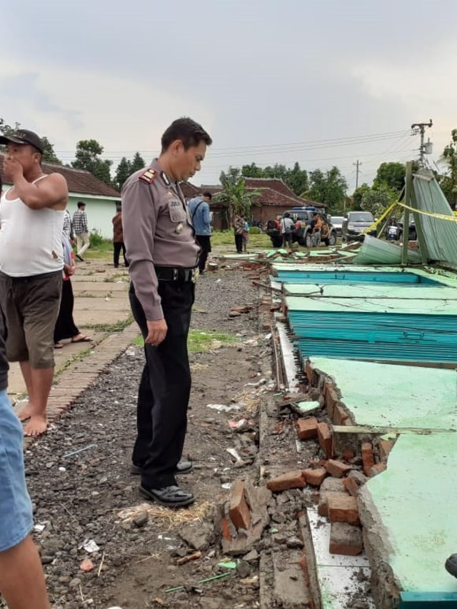 Polisi mengecek bangunan serbaguna yang roboh akibat angin kencang di Desa Tegalrejo, Sawit, Boyolali, Jawa Tengah. Foto: Dok. Polres Boyolali