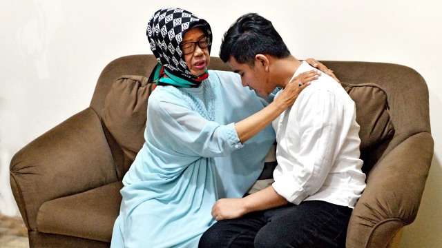 Gibran Rakabuming Raka memohon doa restu untuk maju sebagai calon Walikota Surakarta kepada eyang putrinya, Ibu Sudjiatmi Notomihardjo Rabu, (11/12/2019). Foto: Dok. Istimewa
