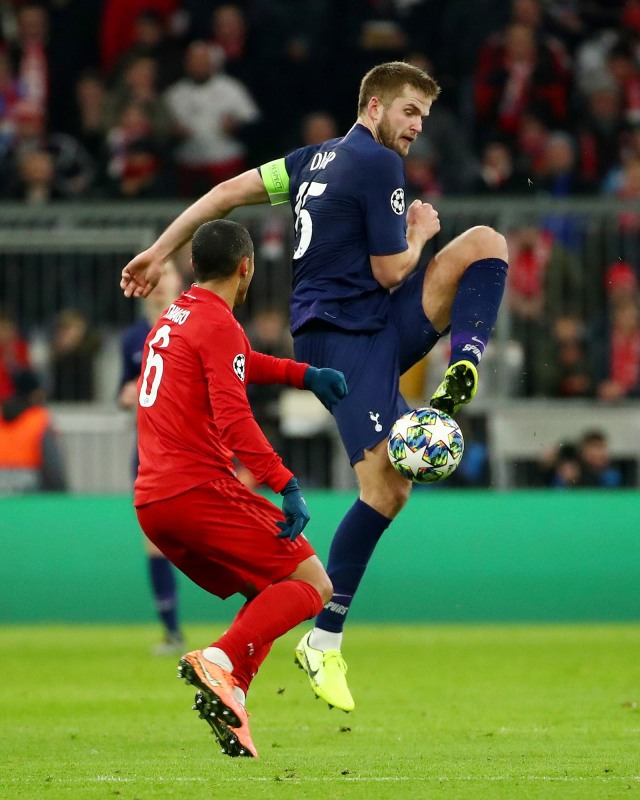 Pemain Bayern dan Tottenham berebut bola. Foto: REUTERS/Michael Dalder