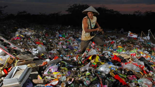 Seorang pemulung mencari sampah plastik di Tempat Pembuangan Akhir Sampah. Foto: ANTARA FOTO/Jojon