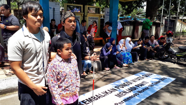 Aksi damai di depan kawasan Wyata Guna, Jalan Pajajaran, Kota Bandung, Rabu (11/12). (Foto-foto: Assyifa)