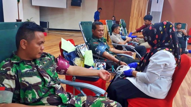 Para personel TNI dan Polri di Gorontalo saat menggelar aksi donor darah. Kamis, (12/12) Foto : Dok Banthayo.id