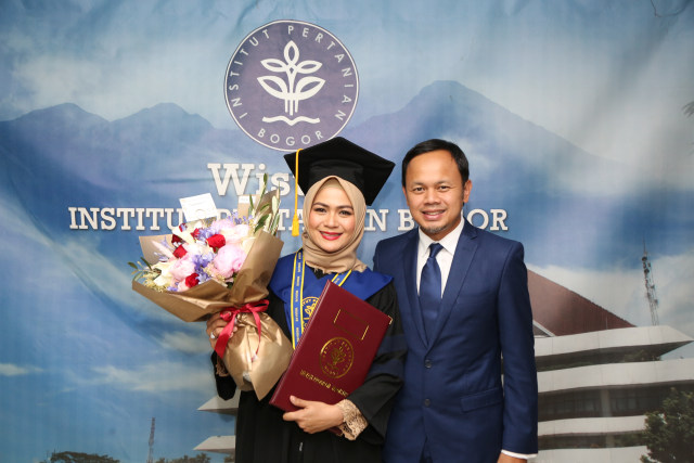 Istri Walikota Bogor Hari Ini Wisuda di IPB University
