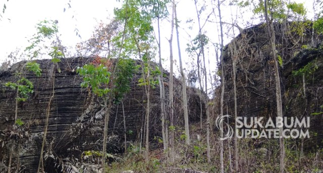 Batu-batu unik berukuran raksasa di Kampung Samelang, Desa Mekarmukti, Kecamatan Waluran, Kabupaten Sukabumi. Batu tersebut memiliki garis-garis yang rapi, sehingga warga menyebutnya batu bubut. | Sumber Foto:Ragil Gilang