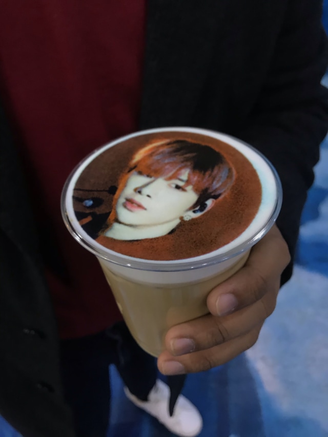 Latte art Kang Daniel. Foto: Adhie Ichsan/kumparan