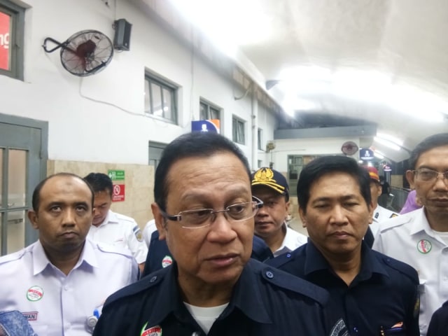 Dirut PT KAI Edi Sukmoro saat inspeksi di Stasiun Kota Baru, Kota Malang Rabu (11/12/2019) malam. (Foto: Rezza Do'a/Tugumalang.id)