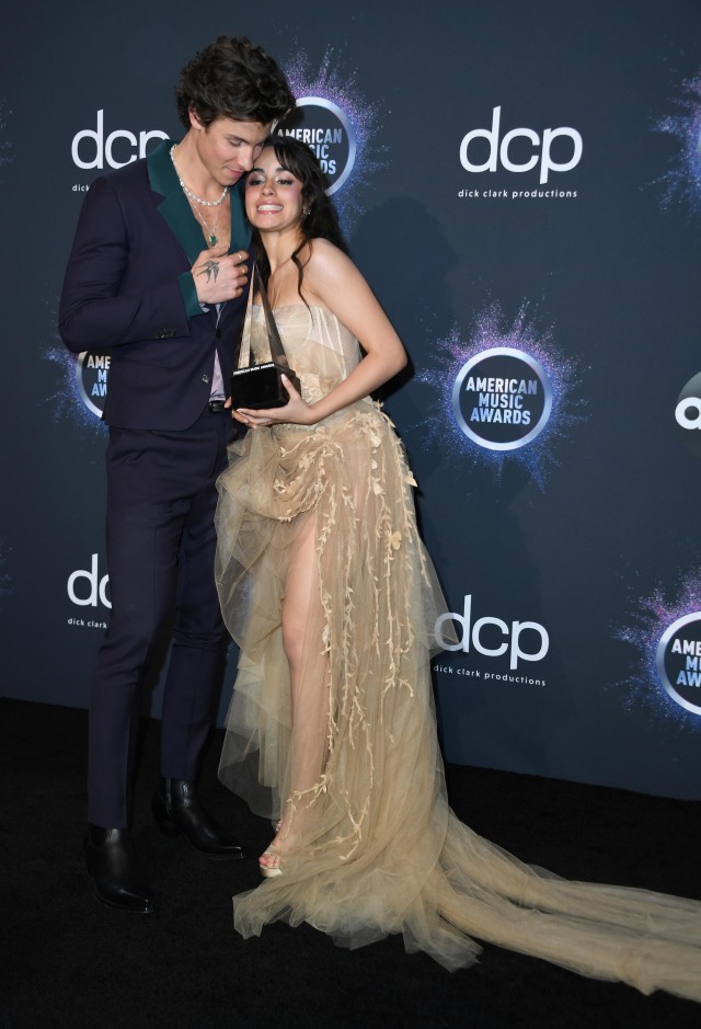 Shawn Mendes dan Camila Cabello. Foto: AFP/VALERIE MACON