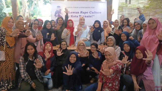 Peserta diskusi publik "Lawan Rape Kulture di Kota Ternate" menunjukkan stop kekerasan terhadap perempuan dan anak. Foto: Rizal Syam/cermat