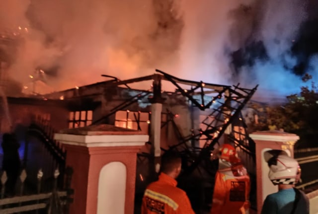 Kobaran api saat menghanguskan rumah pensiunan ASN, Mambang, Kamis 12 Desember 2019.(Foto: Arnoldus)