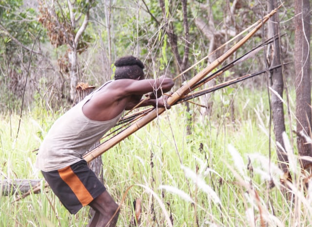 Pemburu tradisional dari Suku Marind Kanume saat menemukan sasaran hewan buruannya. (Foto: Abdel Syah)