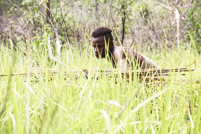 Pemburu tradisional asal Suku Marind Kanume saat melakukan pengintaian hewan buruan. (Foto: Abdel Syah)