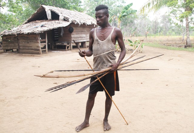Pemburu tradisional dari Suku Marind Kanume saat memperlihatkan peralatan panah dan busurnya. (Foto: Abdel Syah)