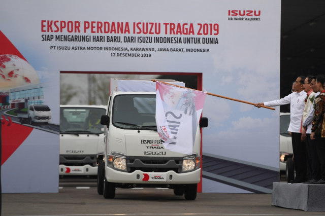 Presiden Joko Widodo (keempat kanan) melepas ekspor perdana Isuzu Traga di Karawang Timur, Jawa Barat, Kamis (12/12/2019). Foto: ANTARA FOTO/Akbar Nugroho Gumay