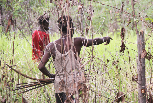 Pemburu tradisional asal Suku Marind Kanume saat melihat jejak hewan buruannya. (Foto Abdel Syah)