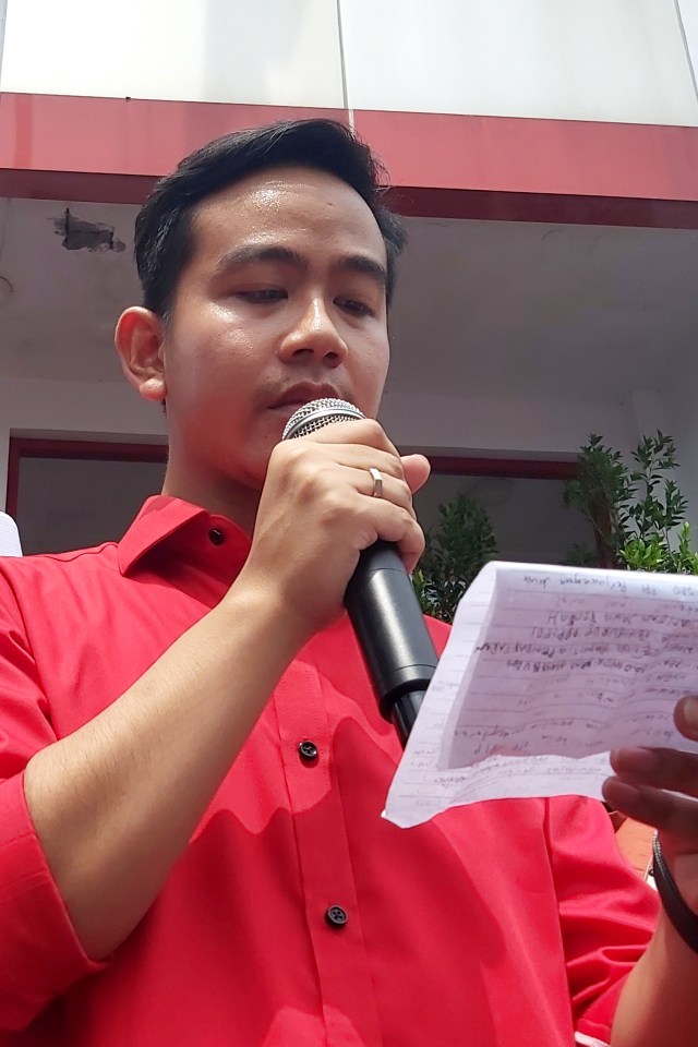 Gibran Rakabuming Raka saat mendaftar jadi calon Walkot Solo di DPD PDIP Jawa Tengah, Kamis (12/12). Foto: Afiati Tsalitsati/kumparan