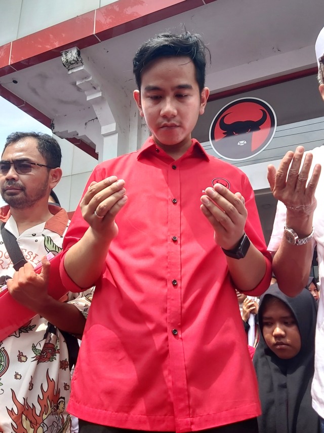 Gibran Rakabuming Raka saat mendaftar jadi calon Walkot Solo di DPD PDIP Jawa Tengah, Kamis (12/12). Foto: Afiati Tsalitsati/kumparan