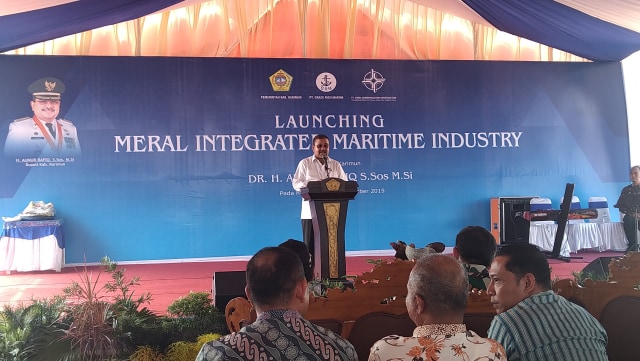 ﻿Bupati Karimun Aunur Rafiq saat memberikan sambutan Meral Integrated Maritime Industry. Foto : Khairul S/Kepripedia.