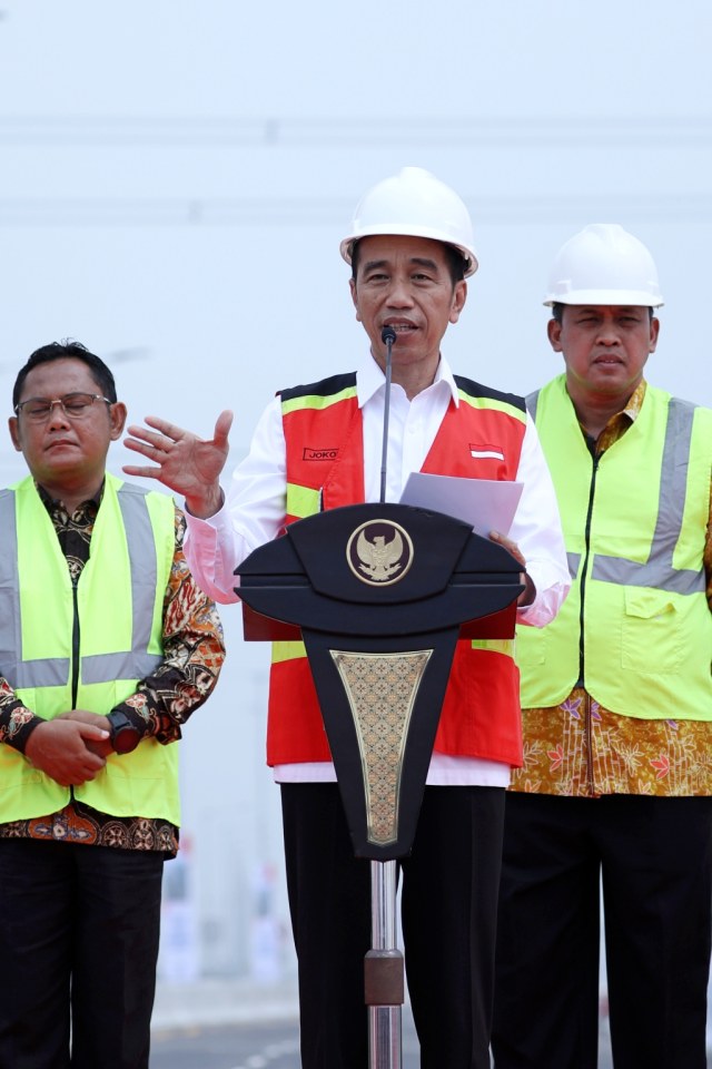 Presiden Joko Widodo memberikan pidato pada peresmian Tol Layang Jakarta-Cikampek, Kamis (12/12).
 Foto: Fanny Kusumawardhani/kumparan