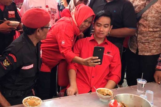 Gibran Rakabuming berfoto saat menyantap soto usai mendaftar sebagai bakal calon Walikota Solo di kantor DPD PDIP Jawa Tengah, Kamis (12/12/2019). Foto: Afiati Tsalitsati