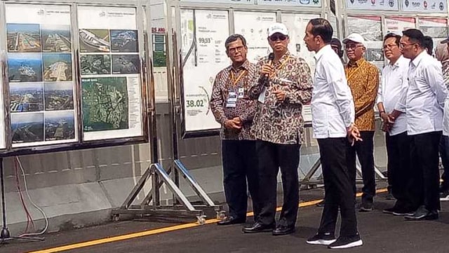 Jokowi meninjau proyek kereta cepat Jakarta-Bandung dan LRT Jabodebek di Bekasi, Jawa Barat, Kamis (12/12/2019). Foto: Kevin S. Kurnianto
