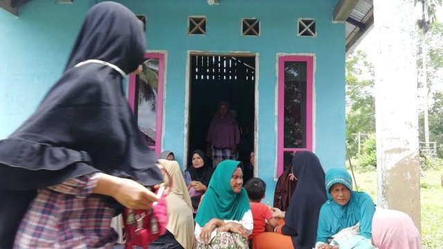 SUASANA berduka di rumah Raka, bocah 2 tahun 2 bulan, tewas akibat banjir luapan Batang Kuantan, Kuansing, Riau, Kamis, 12 Desember 2019. 
