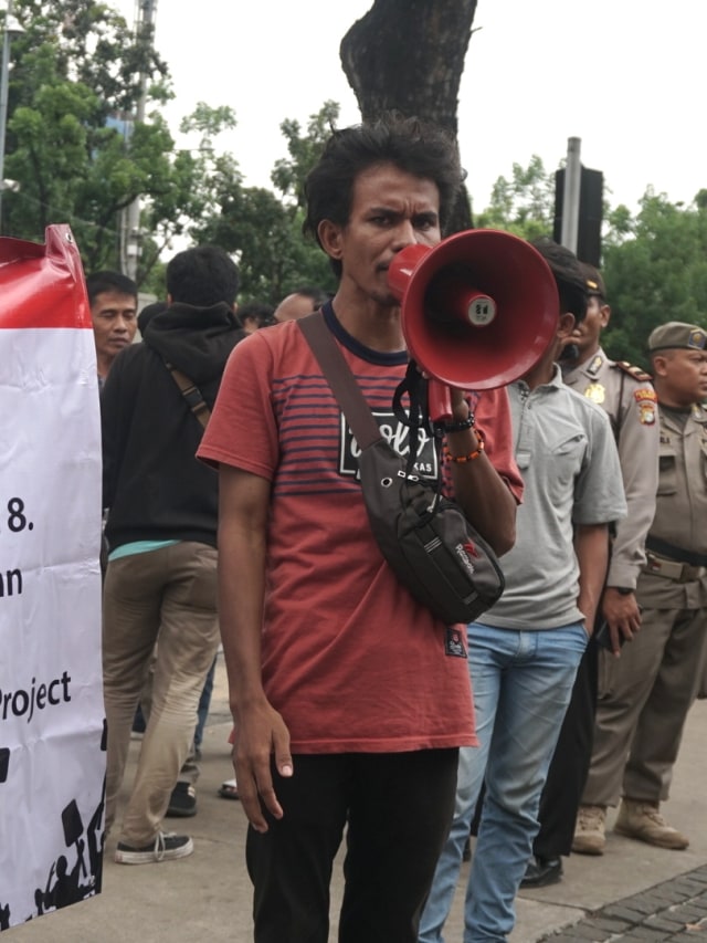 Salah satu peserta dari Aliansi Mahasiswa Jabodetabek berunjuk rasa menolak DWP di depan Gedung Balai Kota, Jakarta Pusat, Kamis (12/12). Foto: Iqbal Firdaus/kumparan