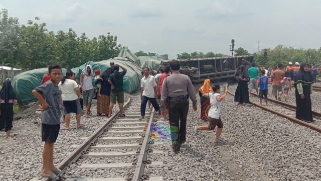 Kereta Api Barang yang bermuatan semen dari Jakarta menuju Surabaya, terguling di wilayah Dukuh Dukuhan Desa Doplang Kecamatan Jati Kabupaten Blora. Kamis (12/12/2019)