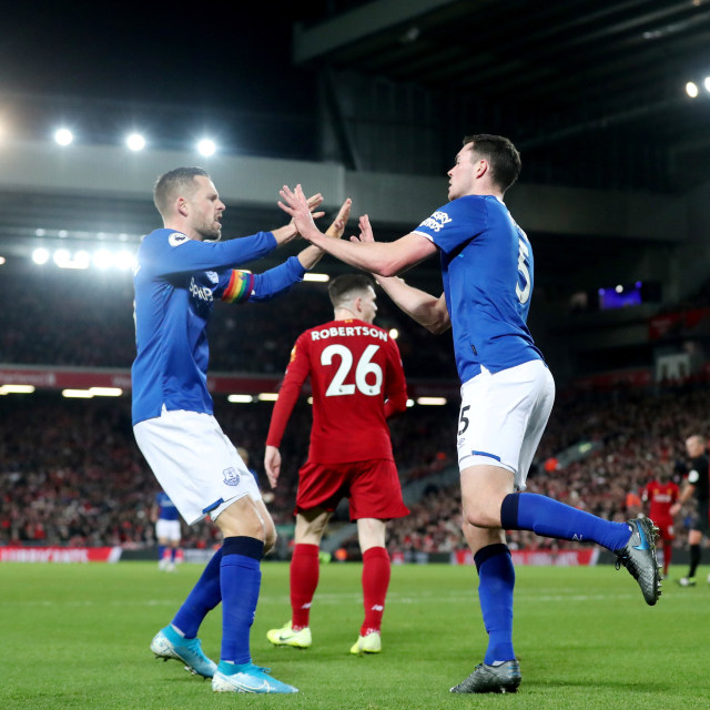 Gylfi Sigurdsson (kiri) merayakan gol Everton ke gawang Liverpool. Foto: REUTERS/Scott Heppell