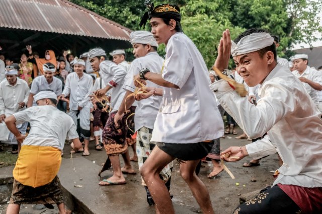 Perang Topat merupakan tradisi masyarakat Lombok Barat yang sudah berlangsung ratusan tahun. Foto: dok. Kemenparekraf
