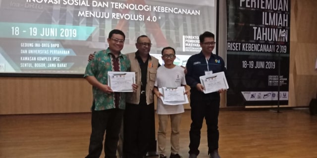 Dr. Eng. Nur Budi Mulyono (paling kiri) saat menerima penghargaan BNPB
