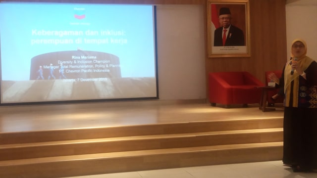 RINA Mariama, Manager Total Remuneration, Planning & Policy PT Chevron Pacific Indonesia, saat berikan materi seputar Chevron kepada para jurnalis asal Riau, Sabtu, 7 Desember 2019. 