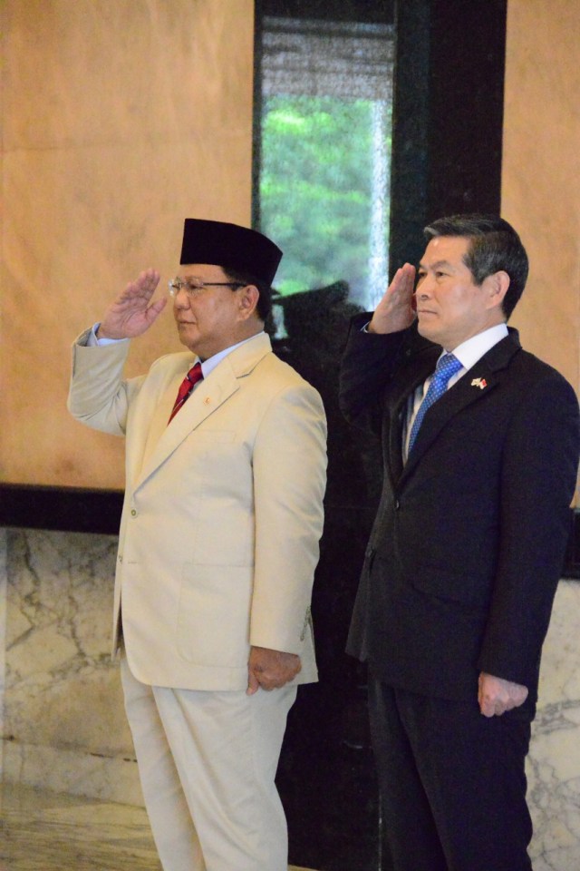 Menhan Prabowo Subianto saat menerima kunjungan kehormatan Menteri Pertahanan Republik Korea Jenderal (Pur) H. E. Jeong Kyeong Doo. Foto: Dok. Humas Kemhan RI