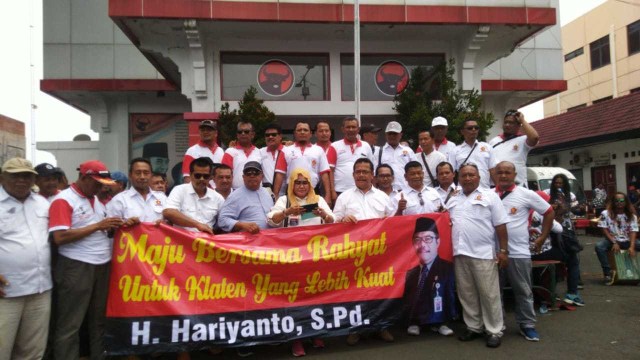 Sekretaris DPC Gerindra Klaten Hariyanto didampingi sejumlah pendukungnya yang berpakaian khas kader Gerindra. Foto: Afiati Tsalitsati