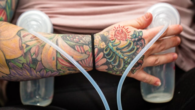 Ibu menyusui dengan tato. Foto: Shutter Stock