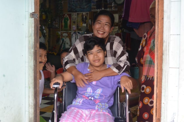 Sri Rizki Wulandari (22) di atas kursi roda. Foto: M Syahbani/banjarhits.id