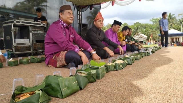Makanan yang telah dikemas oleh daun pisang, sebagai menu santapan peserta yang hadir.