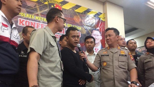 Hendra Apriyanto (kaus hitam), tersangka kasus persekusi anggota Banser di Mapolres Metro Jakarta Selatan. Foto: Raga Imam/kumparan