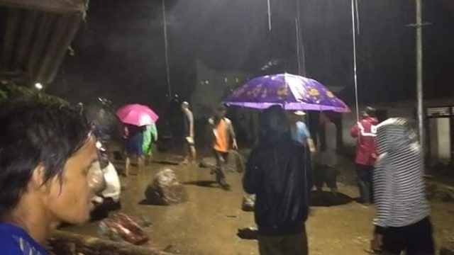 Suasana warga terdampak banjir bandang di Dusun II Pangana, Desa Bolapapu, Kecamatan Kulawi, Kabupaten Sigi, Sulawesi Tengah, Kamis malam (12/12). Foto: Istimewa  
