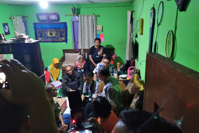Wali Kota Bandung Oded M. Danial sambangi warga Tamansari yang terdampak penggusuran. Foto: Rachmadi Rasyad