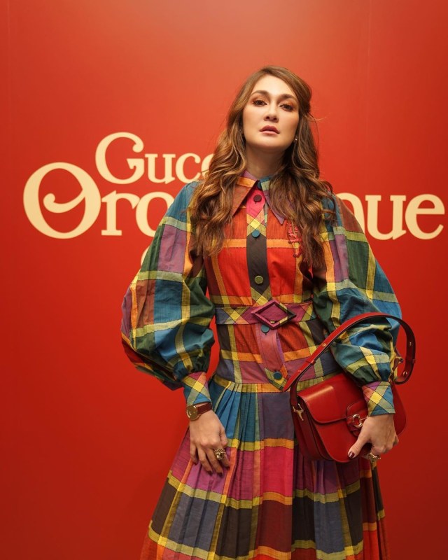 Luna Maya mengenakan busana berwarna-warni. Foto: Instagram/@lunamaya