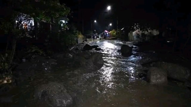 Suasana jalan di Sigi, Sulteng, setelah dihantam banjir bandang pada Kamis malam (12/12). Foto: Istimewa