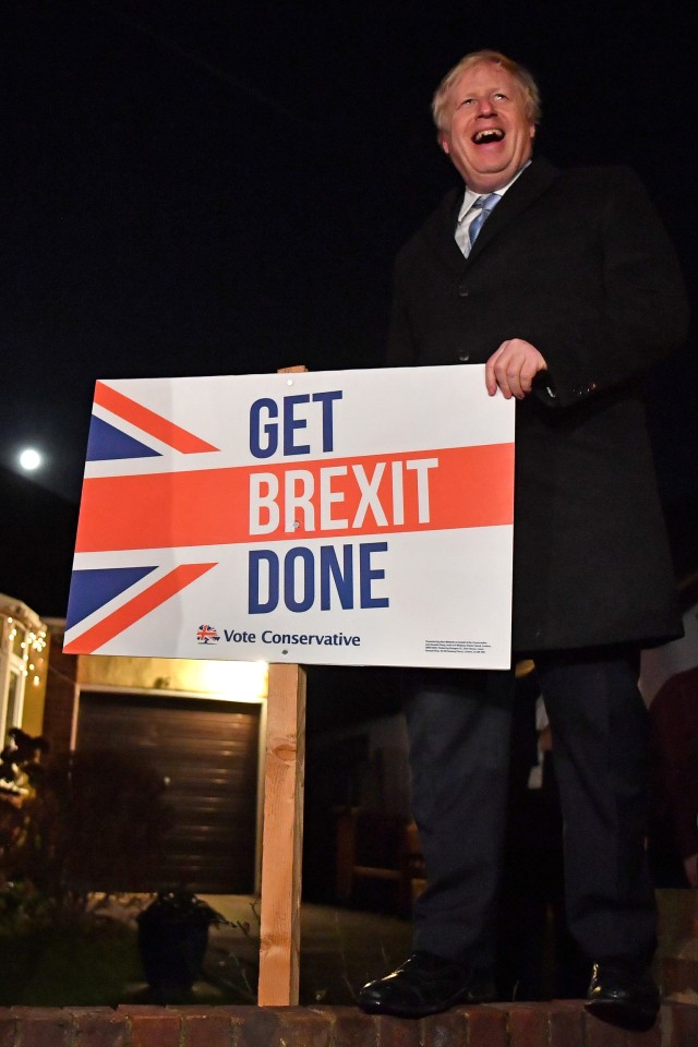 Perdana Menteri Inggris sekaligus pemimpin partai Konservatif Boris Johnson berpose dengan tanda "Get Brexit Done" di South Benfleet, Inggris (11/12/2019). Foto: Ben Stansall/Pool via REUTERS