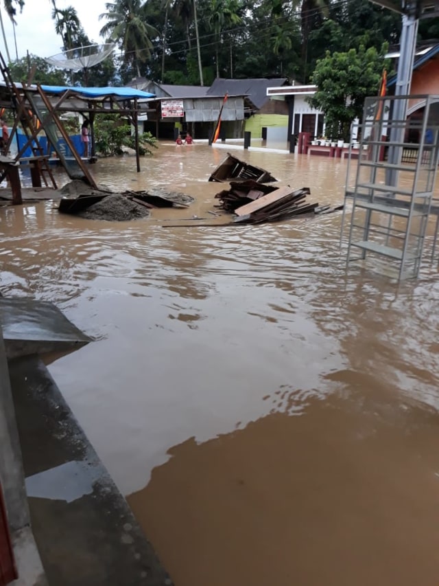 Banjir bandang menerjang Solok, Sumatera Barat.  Foto: Dok. BNPB