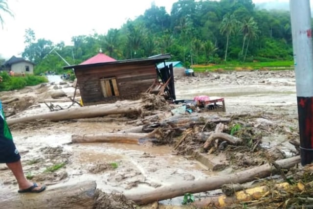 Banjir bandang menerjang Solok, Sumatera Barat. Foto: Dok. BNPB